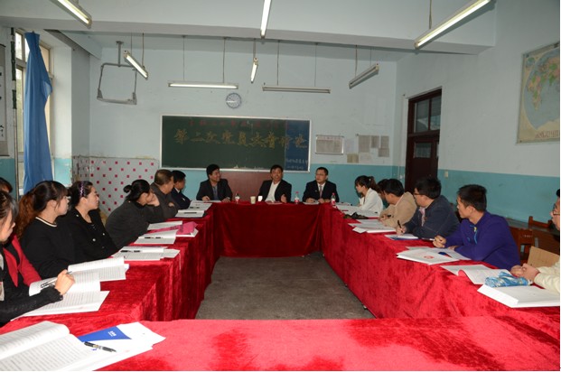 经理林琨智参加自动化系党支部的党员大会分组讨论
