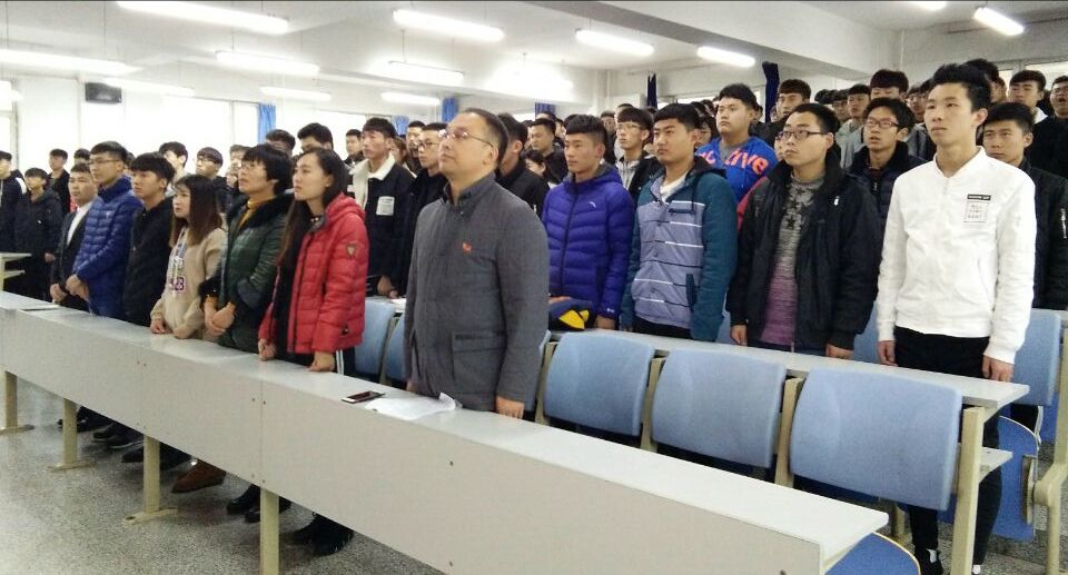 奏国歌 全体肃立