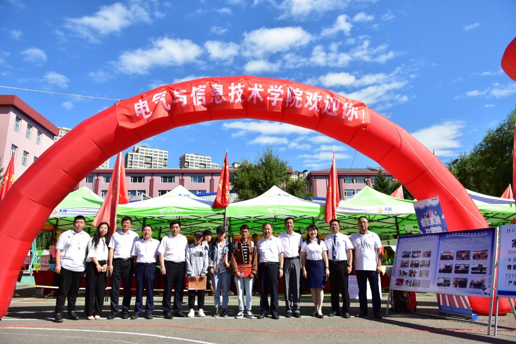 公司领导与员工合影